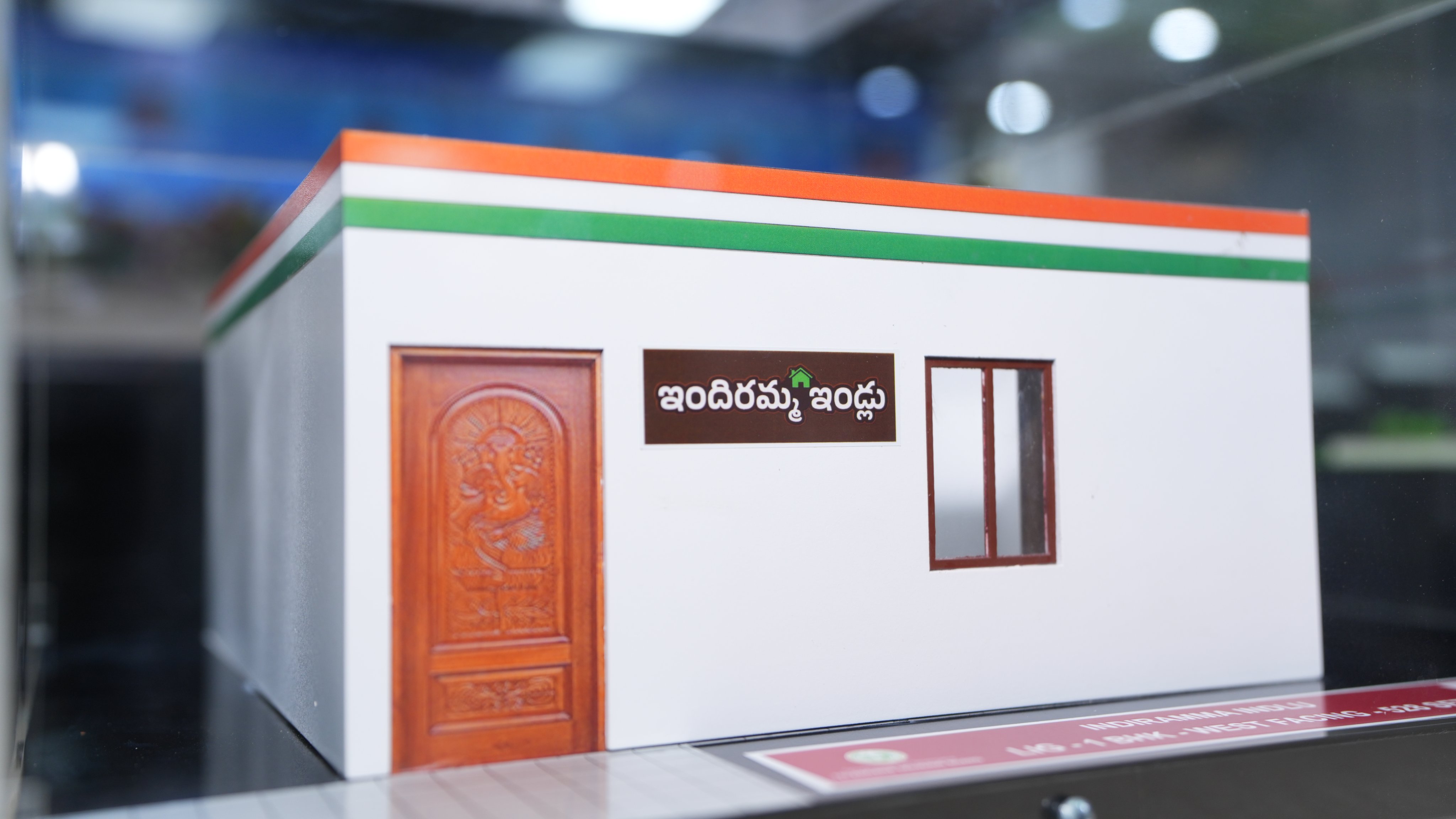 <p>తెలంగాణలో పేదల సొంతింటి కలను నెరవేర్చేందుకు రాష్ట్ర ప్రభుత్వం ప్రతిష్టాత్మకంగా చేపట్టిన ఇందిరమ్మ ఇళ్ల పథకానికి పారిశ్రామిక రంగా నుంచి సాయం లభించింది. ఇందిరమ్మ ఇళ్ల నిర్మాణ ఖర్చును తగ్గించే క్రమంలో సిమెంట్ పరిశ్రమల యాజమాన్యాలతో రాష్ట్ర రెవెన్యూ, గృహనిర్మాణ, సమాచార, పౌర సంబంధాల శాఖ మంత్రి పొంగులేటి శ్రీనివాసరెడ్డి జరిపిన చర్చలు ఫలించాయి. </p><p> </p> <p>తెలంగాణలో పేదల సొంతింటి కలను నెరవేర్చేందుకు రాష్ట్ర ప్రభుత్వం ప్రతిష్టాత్మకంగా చేపట్టిన ఇందిరమ్మ ఇళ్ల పథకానికి పారిశ్రామిక రంగా నుంచి సాయం లభించింది. ఇందిరమ్మ ఇళ్ల నిర్మాణ ఖర్చును తగ్గించే క్రమంలో సిమెంట్ పరిశ్రమల యాజమాన్యాలతో రాష్ట్ర రెవెన్యూ, గృహనిర్మాణ, సమాచార, పౌర సంబంధాల శాఖ మంత్రి పొంగులేటి శ్రీనివాసరెడ్డి జరిపిన చర్చలు ఫలించాయి. </p><p> </p>