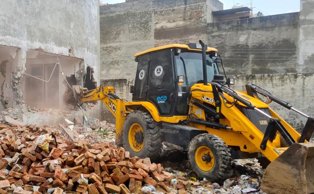 An MCG team demolish an illegal construction in the Krishana Colony near Vivekanand Academy in Gurugram on Monday. (Parveen Kumar/HT) An MCG team demolish an illegal construction in the Krishana Colony near Vivekanand Academy in Gurugram on Monday. (Parveen Kumar/HT)