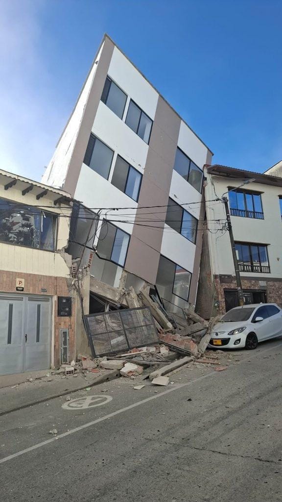 Damage in El Cable, an upscale commercial and entertainment sector in the city of Manizales, Colombia. (Sourced: BluRadio Colombia)