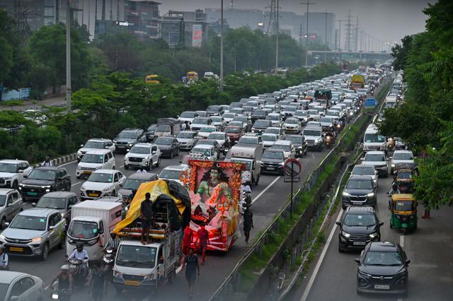 Heavy snarl on the Delhi-Gurugram Expressway on Monday afternoon. (Parveen Kumar/HT) Heavy snarl on the Delhi-Gurugram Expressway on Monday afternoon. (Parveen Kumar/HT)