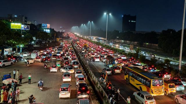 Heavy traffic at the Sector 30/31 junction on Monday evening. (HT Photo) Heavy traffic at the Sector 30/31 junction on Monday evening. (HT Photo)