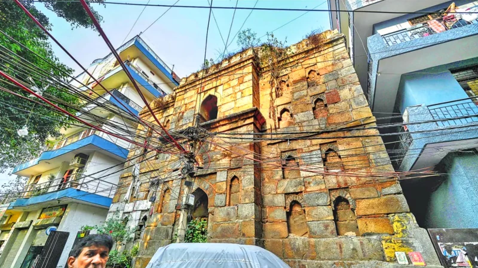 A tomb sandwiched between two buildings in Zamrudpur. (Sanchit Khanna/HT photo) A tomb sandwiched between two buildings in Zamrudpur. (Sanchit Khanna/HT photo)