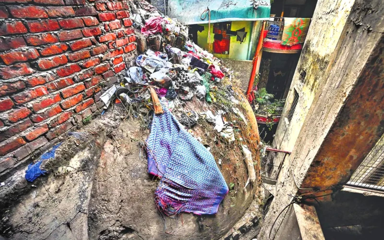 A portion of a tomb strewn with garbage. The dome has been used as a base by the building above it. Sanchit Khanna/HT photo. A portion of a tomb strewn with garbage. The dome has been used as a base by the building above it. Sanchit Khanna/HT photo.