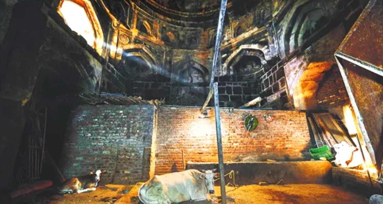 Inside, the tomb is now also home to a cattle shed. (Sanchit Khanna/HT photo) Inside, the tomb is now also home to a cattle shed. (Sanchit Khanna/HT photo)