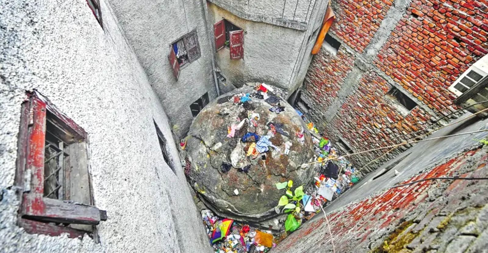 Another tomb surrounded by unauthorized construction and used as a dumping site. Sanchit Khanna/ht photo Another tomb surrounded by unauthorized construction and used as a dumping site. Sanchit Khanna/ht photo