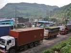 The police also banned heavy vehicles travelling from Thane towards Kalyan and Panvel from entering the city during these hours. The vehicles must be parked in two lanes on the bypass from 8am to 11am and 5pm to 9pm and can proceed towards Kalyan Phata and beyond only after 11am and 9 pm. (HT File)