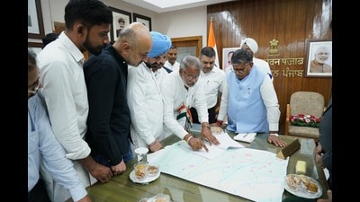 A delegation of border area farmers from Fazilka district interacting with Punjab governor Gulab Chand Kataria on Tuesday. (HT)