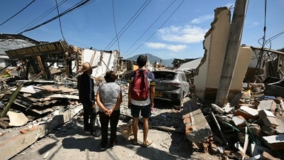 People look at a collapsed house following an earthquake in Pereira, Colombia, August 11, 2026. (AFP) People look at a collapsed house following an earthquake in Pereira, Colombia, August 11, 2026. (AFP)