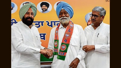 Former Shiromani Akali Dal MLA Darshan Singh Kotfatta joined the BJP on Tuesday in the presence of state unit chief Kewal Singh Dhillon. (HT Photo) Former Shiromani Akali Dal MLA Darshan Singh Kotfatta joined the BJP on Tuesday in the presence of state unit chief Kewal Singh Dhillon. (HT Photo)
