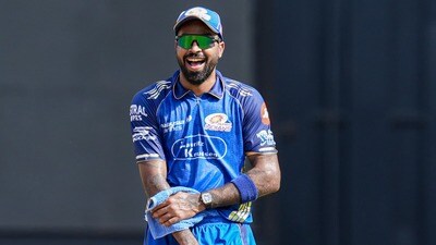 <p>గత రెండు వారాలుగా హార్దిక్ పేరు కోల్కతా నైట్ రైడర్స్ (కేకేఆర్), చెన్నై సూపర్ కింగ్స్ (సీఎస్కే) జట్లతో వినిపించినప్పటికీ, ఇప్పటివరకు ఎలాంటి అధికారిక స్పష్టత రాలేదు. లక్నో సూపర్ జెయింట్స్, రాజస్థాన్ రాయల్స్ పేర్లు కూడా వినిపించినా అవి కేవలం రూమర్లకే పరిమితమయ్యాయి.</p> <p>గత రెండు వారాలుగా హార్దిక్ పేరు కోల్కతా నైట్ రైడర్స్ (కేకేఆర్), చెన్నై సూపర్ కింగ్స్ (సీఎస్కే) జట్లతో వినిపించినప్పటికీ, ఇప్పటివరకు ఎలాంటి అధికారిక స్పష్టత రాలేదు. లక్నో సూపర్ జెయింట్స్, రాజస్థాన్ రాయల్స్ పేర్లు కూడా వినిపించినా అవి కేవలం రూమర్లకే పరిమితమయ్యాయి.</p>