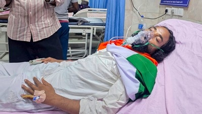 অনশনকারী ছাত্রনেতার পাশে CJP প্রধান (PTI) অনশনকারী ছাত্রনেতার পাশে CJP প্রধান (PTI)