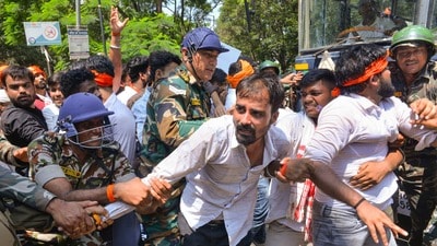 রাঁচিতে বিধানসভা অভিযানে ধুন্ধুমার! (PTI) রাঁচিতে বিধানসভা অভিযানে ধুন্ধুমার! (PTI)