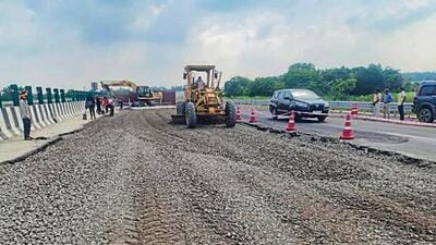 Repair work on the Lucknow-Kanpur expressway. (SOURCED) Repair work on the Lucknow-Kanpur expressway. (SOURCED)