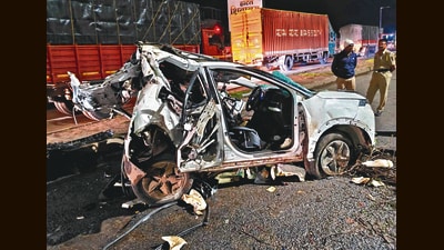 Shinde and another passenger, Dikshit Dayanand Pujari, 20, of Kamshet, were injured and shifted to a hospital. (HT) Shinde and another passenger, Dikshit Dayanand Pujari, 20, of Kamshet, were injured and shifted to a hospital. (HT)