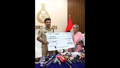 Telangana DGP CV Anand presents a reward cheque to Kakarala Samatha at an event in Hyderabad on Tuesday. (HT PHOTO) Telangana DGP CV Anand presents a reward cheque to Kakarala Samatha at an event in Hyderabad on Tuesday. (HT PHOTO)