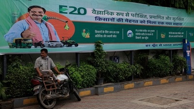 ఈ 20 ఇంధన సైన్ బోర్డు (REUTERS)