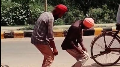 The video featured two men wearing turbans and standing motionless in a hunched back position. (X/@harbhajan_singh) The video featured two men wearing turbans and standing motionless in a hunched back position. (X/@harbhajan_singh)