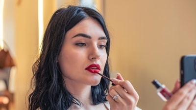 I finally found these 5 lipsticks that last through meals, coffees, and brunches (magnific) I finally found these 5 lipsticks that last through meals, coffees, and brunches (magnific)