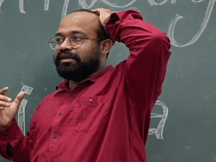আরজি কর মেডিক্যাল কলেজ ও হাসপাতালের তরুণী চিকিৎসকের মৃত্যুর ঘটনার পর ফের আলোচনায় উঠে এল চিকিৎসক অভীক দে-র নাম
