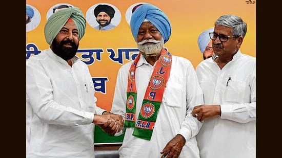Former Shiromani Akali Dal MLA Darshan Singh Kotfatta joined the BJP on Tuesday in the presence of state unit chief Kewal Singh Dhillon. (HT Photo)