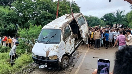 Rajgarh: A crane lifts a van out of a flooded drain at Padana village, in Rajgarh district, Madhya Pradesh, Monday, Aug. 10, 2026. Nine people died and two survived after the vehicle was swept away while crossing an overflowing bridge. (PTI Photo)(PTI08_10_2026_000416B)