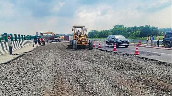 Repair work on the Lucknow-Kanpur expressway. (SOURCED)