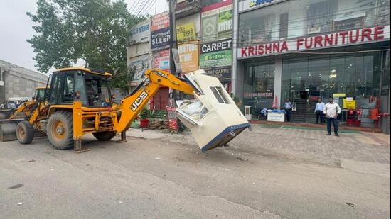 The drive covered Atul Kataria Chowk to Sheetla Mata road, including sectors 7, 9, 9A, parts of Railway Road and the Rezangla Chowk stretch. (HT)