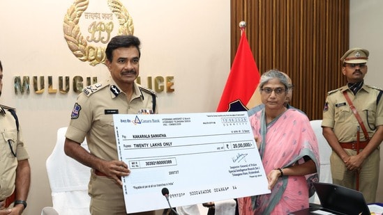 డీజీపీ ముందు లొంగిపోయిన మావోయిస్టు నేత సమత