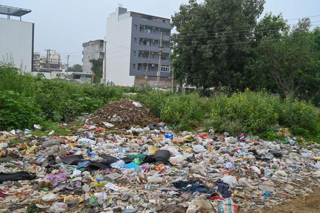 Illegally dumped garbage in a vacant plot in Sushant Lok-2 near HUDA Park, seen on Tuesday. (Parveen Kumar/HT)