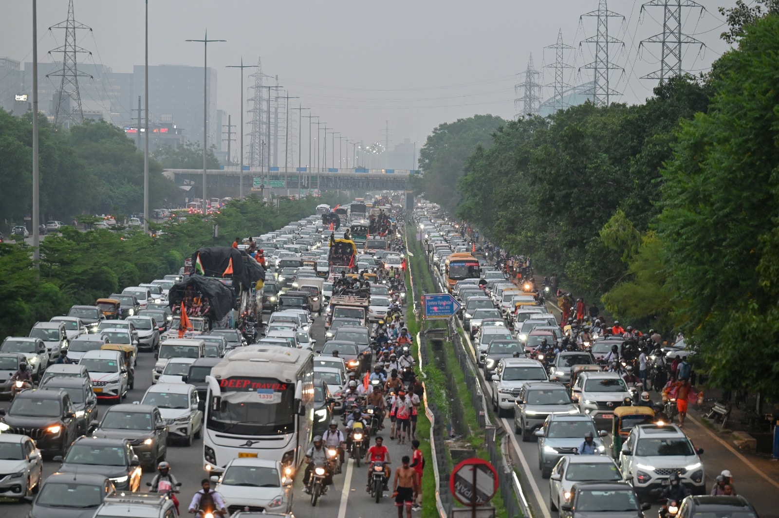 Vehicles move bumper-to-bumper on the Delhi-Gurugram Expressway amid the Daak Kanwar Yatra ahead of Shivratri on Monday, August 10 (Parveen Kumar/Hindustan Times) Vehicles move bumper-to-bumper on the Delhi-Gurugram Expressway amid the Daak Kanwar Yatra ahead of Shivratri on Monday, August 10 (Parveen Kumar/Hindustan Times)