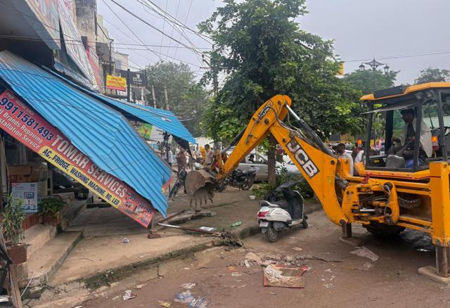 The action followed Supreme Court directions issued on August 4 to civic agencies to remove illegal encroachments from roads and public spaces. (HT)
