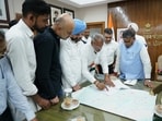 A delegation of border area farmers from Fazilka district interacting with Punjab governor Gulab Chand Kataria on Tuesday. (HT)