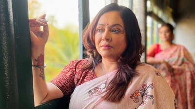 মায়ের মৃত্যুবার্ষিকীতে মনখারাপ শ্রীলেখার। মায়ের মৃত্যুবার্ষিকীতে মনখারাপ শ্রীলেখার।