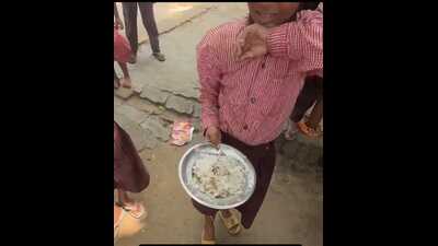 A clip from a video that went viral shows the food being served at Primary School Kotra in Tadiyawan development block of Hardoi. (Sourced) A clip from a video that went viral shows the food being served at Primary School Kotra in Tadiyawan development block of Hardoi. (Sourced)