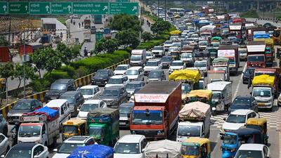 Massive traffic jam seen over outer Ring Road near Wazirabad in New Delhi on Wednesday. (Sanchit Khanna/HT PHOTO)