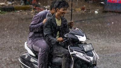 హైదరాబాద్లో బైక్ రైడర్లకు కంటి మంటలు: వైద్య నిపుణుల కీలక సూచనలు (PTI) హైదరాబాద్లో బైక్ రైడర్లకు కంటి మంటలు: వైద్య నిపుణుల కీలక సూచనలు (PTI)