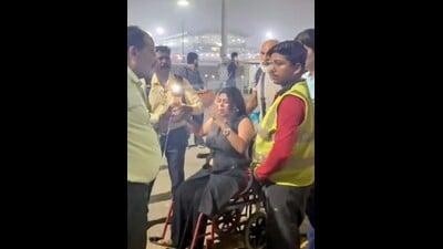 Passenger Leshpal Javalge, who was among those who protested at Delhi airport, said the trouble began after passengers boarded at around 10.30 pm. (HT) Passenger Leshpal Javalge, who was among those who protested at Delhi airport, said the trouble began after passengers boarded at around 10.30 pm. (HT)