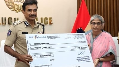 Telangana DGP CV Anand presents a reward cheque to Kakarala Samatha at an event in Hyderabad on Tuesday. (HT PHOTO) Telangana DGP CV Anand presents a reward cheque to Kakarala Samatha at an event in Hyderabad on Tuesday. (HT PHOTO)
