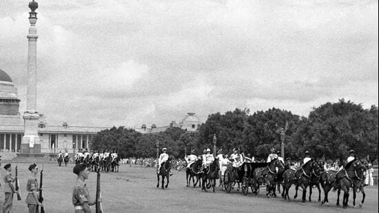 In this handout picture taken 15 August 1947, British Governor-General Lord Mountbatten rides in a carriage alongside Lady Edwina Mountbatten prior to witnessing the raising of the Indian tricolour for the first time at India Gate in New Delhi. (AFP Photo)