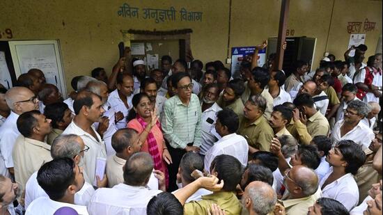 Long queues were seen at the Tardeo RTO on Wednesday, with auto and taxi drivers waiting to give a Marathi proficiency test. (Anshuman Poyrekar/HT Photo)