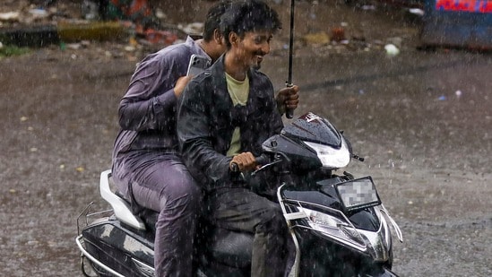 హైదరాబాద్లో బైక్ రైడర్లకు కంటి మంటలు: వైద్య నిపుణుల కీలక సూచనలు (PTI)