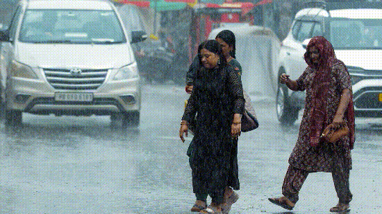 Today weather LIVE: Mumbai saw moderate rainfall on Tuesday after a brief pause in monsoon showers. Today weather LIVE: Mumbai saw moderate rainfall on Tuesday after a brief pause in monsoon showers.