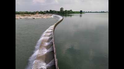 Constructed across the Betwa, the Parichha Weir stretches 1,174 metres (HT Photo) Constructed across the Betwa, the Parichha Weir stretches 1,174 metres (HT Photo)