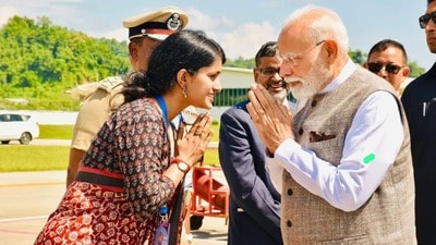 প্রধানমন্ত্রী নরেন্দ্র মোদীর সঙ্গে আইএএস অফিসার বিশাখা যাদব। (ফাইল ছবি, সৌজন্যে এক্স @yadavVish21_IAS) প্রধানমন্ত্রী নরেন্দ্র মোদীর সঙ্গে আইএএস অফিসার বিশাখা যাদব। (ফাইল ছবি, সৌজন্যে এক্স @yadavVish21_IAS)