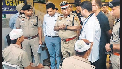 Haryana police officials meeting injured cops in Ambala on Thursday. (HT Photo) Haryana police officials meeting injured cops in Ambala on Thursday. (HT Photo)