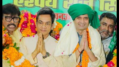 New UP RLD chief Aeshwarya Raj Singh (in green turban) being welcomed on his arrival in Lucknow on August 13. (Sourced) New UP RLD chief Aeshwarya Raj Singh (in green turban) being welcomed on his arrival in Lucknow on August 13. (Sourced)