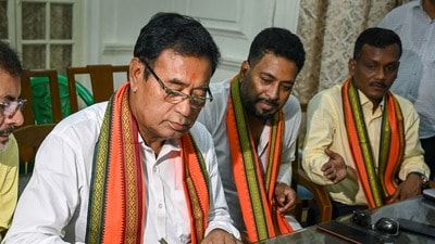 অনন্ত মহারাজের ‘বঙ্গবিভূষণ’ কেড়ে নিল রাজ্য সরকার (PTI Photo) অনন্ত মহারাজের ‘বঙ্গবিভূষণ’ কেড়ে নিল রাজ্য সরকার (PTI Photo)