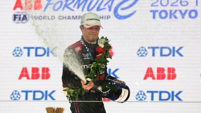 Race winner Nyck de Vries of the Netherlands and Mahindra Racing sprays champagne on the podium after the Tokyo E-Prix, Round 15 of the 2026 FIA Formula E World Championship at Tokyo Street Circuit on July 26, 2026 in Tokyo, Japan. (LAT Images) Race winner Nyck de Vries of the Netherlands and Mahindra Racing sprays champagne on the podium after the Tokyo E-Prix, Round 15 of the 2026 FIA Formula E World Championship at Tokyo Street Circuit on July 26, 2026 in Tokyo, Japan. (LAT Images)