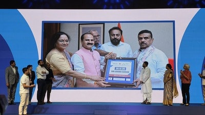 'টাটা স্টিল ওয়ার্ল্ড ২৫কে কলকাতা'-র একাদশ আসরের উদ্বোধনী অনুষ্ঠানে ইন্দ্রনীল খাঁ। (ছবি সৌজন্যে, ফেসবুক Incdranil Khan) 'টাটা স্টিল ওয়ার্ল্ড ২৫কে কলকাতা'-র একাদশ আসরের উদ্বোধনী অনুষ্ঠানে ইন্দ্রনীল খাঁ। (ছবি সৌজন্যে, ফেসবুক Incdranil Khan)