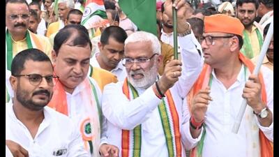 Uttar Pradesh cabinet minister Swatantra Dev Singh (in centre) during Tiranga Yatra in Varanasi on August 13. (HT photo) Uttar Pradesh cabinet minister Swatantra Dev Singh (in centre) during Tiranga Yatra in Varanasi on August 13. (HT photo)